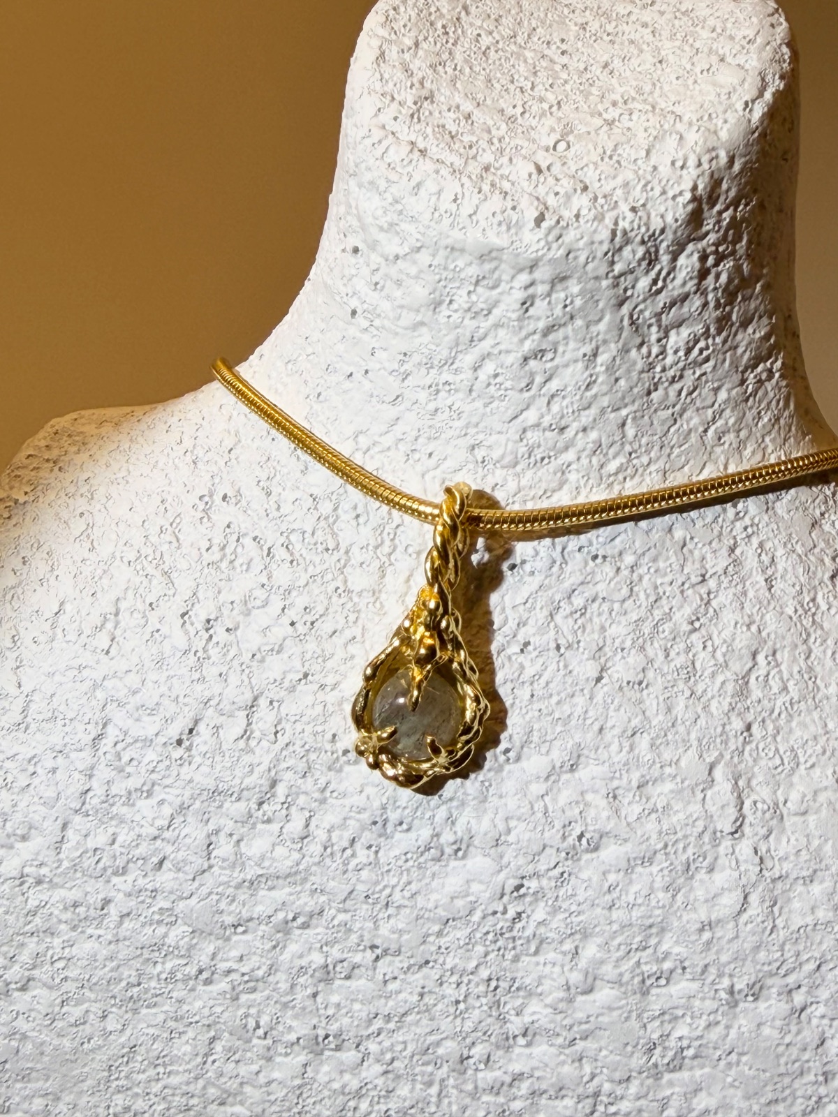 Syra Necklace with labradorite stone (Thick chain with choker length )