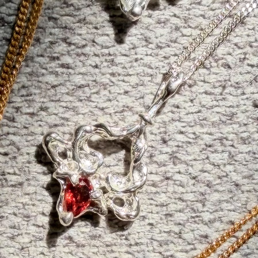 Harmonia Necklace (silver) with garnet